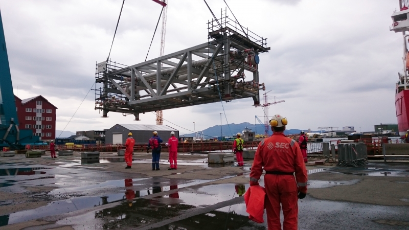 SEC personel during moving parts of Nyhamna Chinese modules
