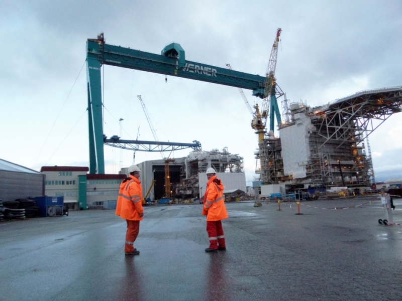 Two SEC Norge foremen in front of the Goliath Gantry Crane during  assembling works at Stord Yard in Norway