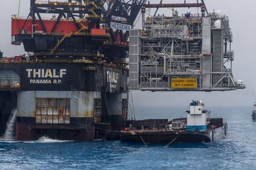 Lifting of the Edvard Grieg Topside by THIALF.jpg