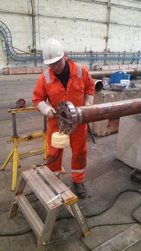 SEC Norge pipe fitter during work on piping prefabrication facility